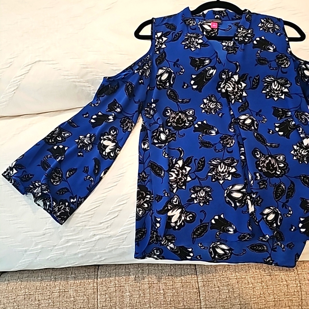 Vince Camuto Cold Shoulder Top Small